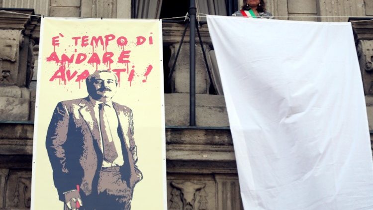 Plakát připomínající Falconeho vyvěšený na milánském Palazzo Marino