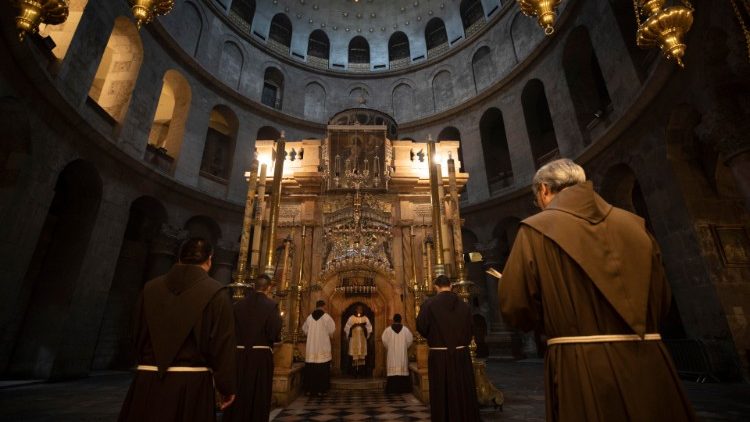 Францискански монаси по време на служба на Божи гроб в Ерусалим