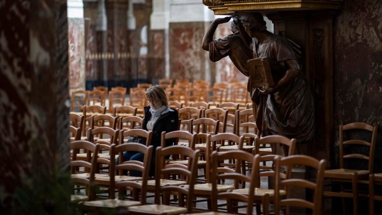Một nhà thờ ở Paris trong bối cảnh những hạn chế vì đại dịch Covid-19
