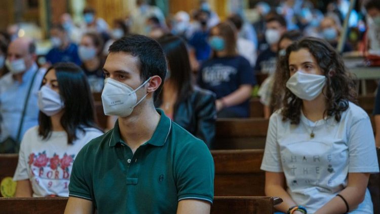 Giovani fedeli in una chiesa di Torino