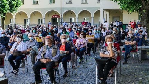 Missas na Itália: na igreja, no telão, ao ar livre, mas sempre de máscara