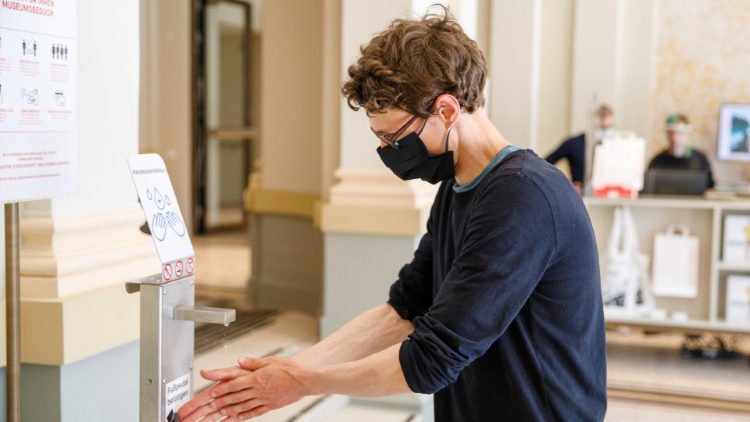 Un visiteur se désinfectant les mains lors de son passage dans un musée de Vienne.