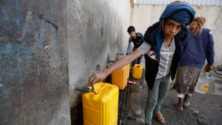 Menschen im Jemen versorgen sich an einer öffentlichen Wasserstelle, die durch Hilfsorganisationen zu Verfügung gestellt wurde
