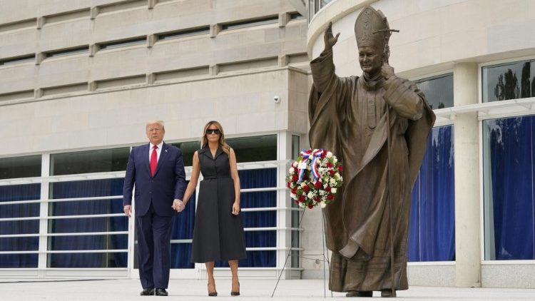 Il presidente Trump con la moglie Melania al Santuario nazionale San Giovanni Paolo II di Washington