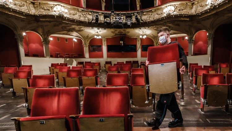 Un employé réaménage la disposition des sièges dans le théâtre du "Berliner Ensemble" à Berlin, en juin 2020.