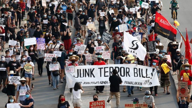 Manifestação de protesto nas Filipinas contra nova lei antiterrorismo