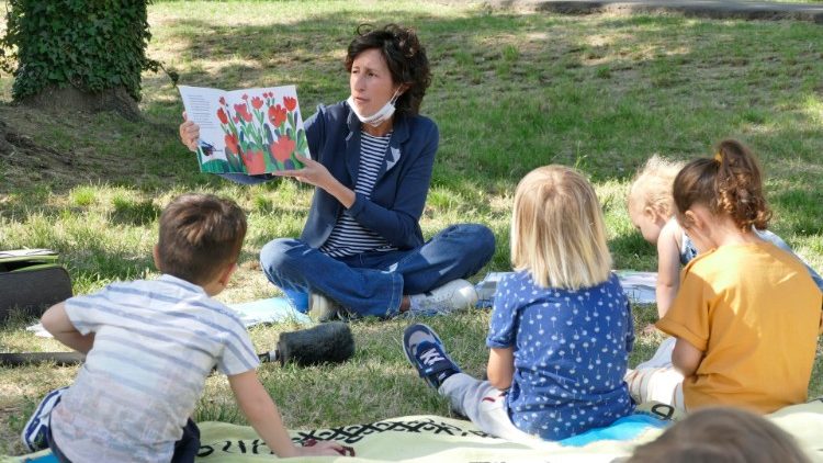 la maestra francesca sivieri e le letture per la classe nel parco vicino alla scuola 