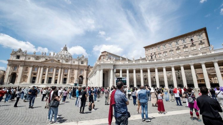 教皇フランシスコによる日曜正午の祈りに参加する人々　2020年6月7日　バチカン・聖ペトロ広場