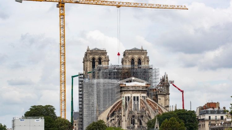 A párizsi Notre-Dame felújítás alatt