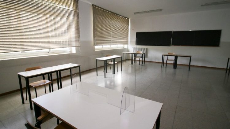 Hiszpania: rząd wykorzystuje pandemię do uderzenia w szkoły prywatne