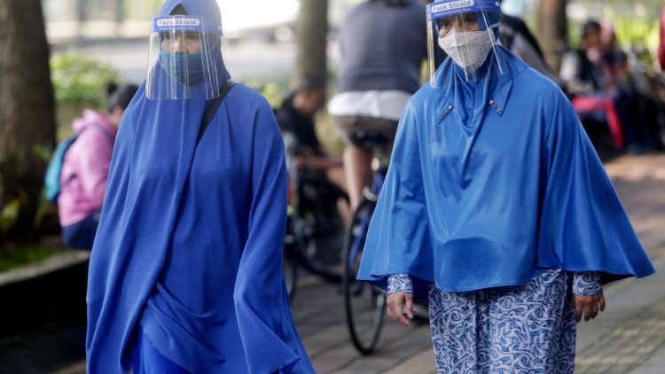 Burka oder nicht Burka? Zwei muslimische Frauen in Indonesien