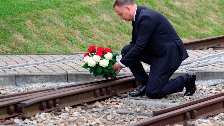 O presidente do país, Andrzej Duda, também participou da celebração e depositou flores