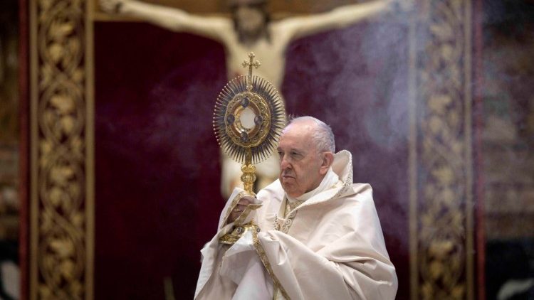 聖体降福式をとり行う教皇フランシスコ　2020年6月14日