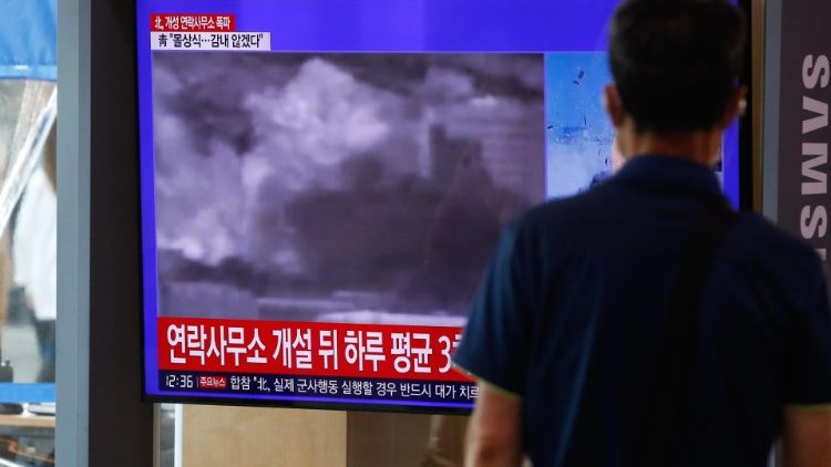 Le tv coreane trasmettono la distruzione dell'ufficio di collegamento di Kaesong (Epa / Kim Hee-Chul)