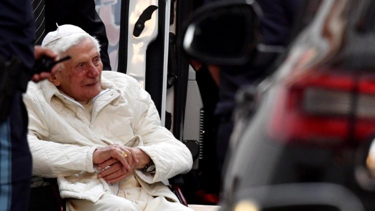 Emeritētais pāvests Benedikts XVI pēc vizītes pie brāļa 18. jūnijā.