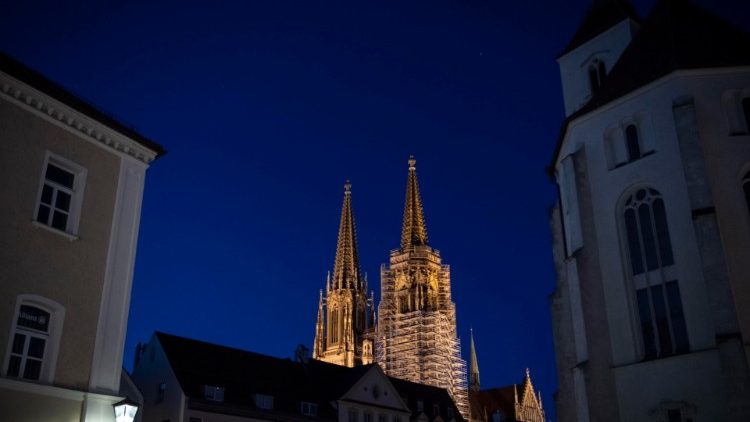 Der Regensburger Dom bei Nacht