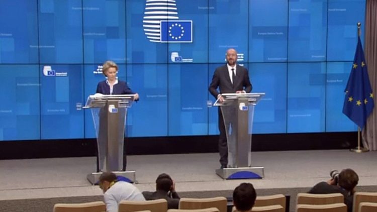 Ursula Von der Leyen e Charles Michel a Bruxelles durante la conferenza stampa conclusiva del Consiglio europeo