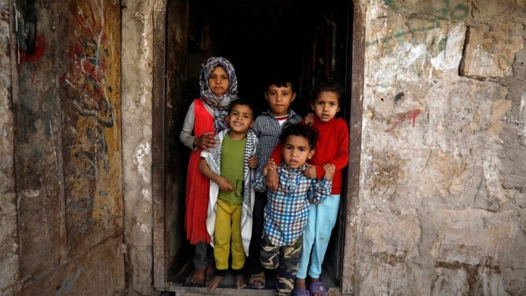 Crianças deslocadas no Iêmen devido aos conflitos