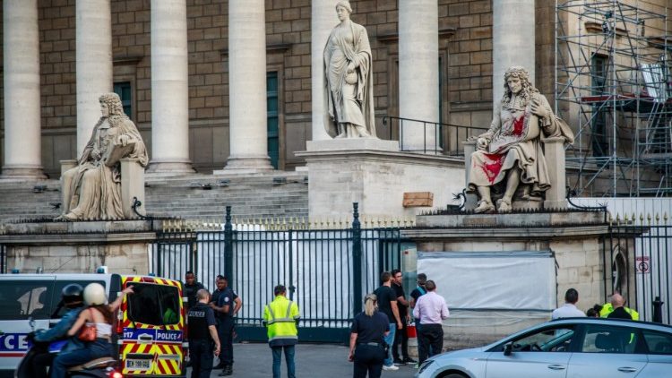 La statue de Colbert, aspergée de peinture devant l'Assemblée Nationale à Paris, le 23 juin 2020.