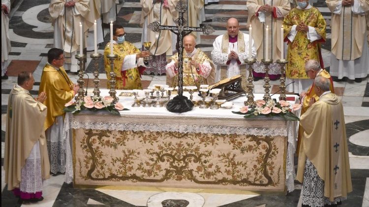 Kardinolas Bagnasco aukoja Mišias Genujos katedroje 2020 06 24