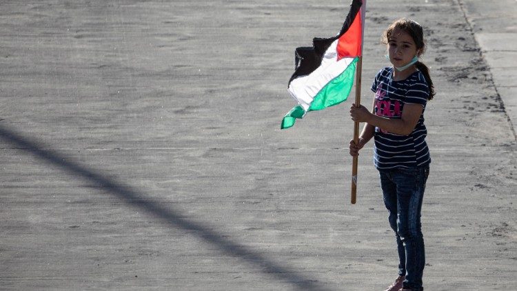 Garota com bandeira jordaniana durante protesto contra planos de anexação de Israel de territórios da Cisjordânia