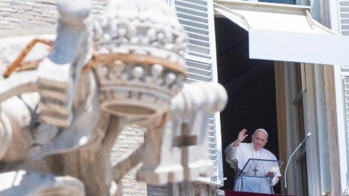 Ángelus del Papa: "Dios nos llama a trabajar para Él y nos recompensa con su amor"