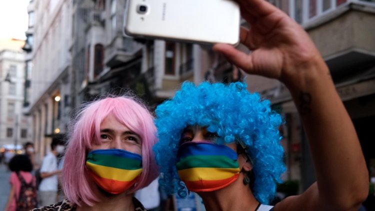 Abp Aupeti: Francja na kolanach, a priorytet rządu to in vitro dla lesbijek