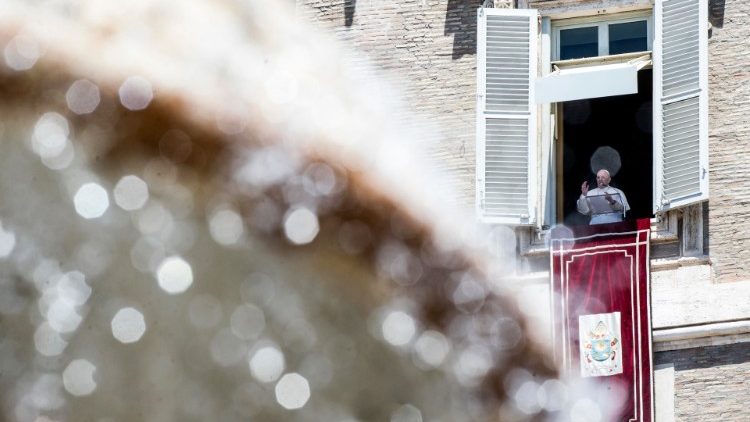 Papa Francisco na janela do apartamento pontifício para o Angelus