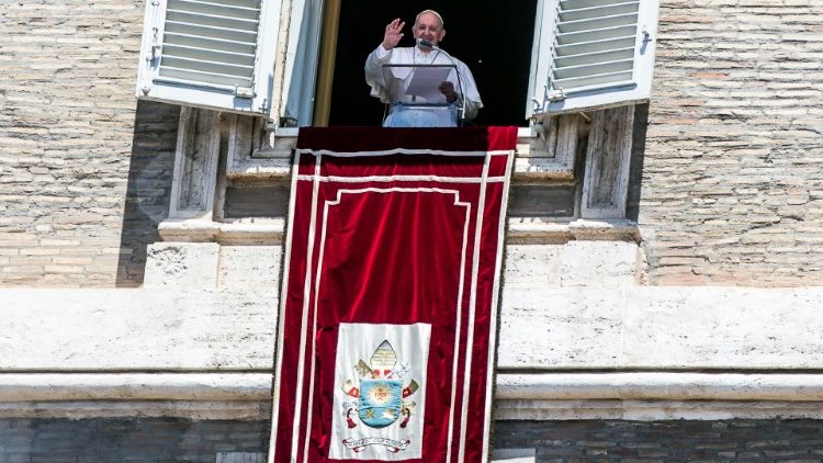 Папа Франциск по време на молитвата Ангел Господен