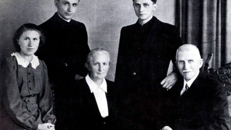 I due fratelli Ratzinger con i genitori e la sorella Maria