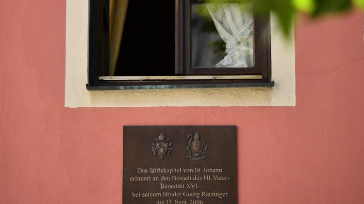 Georg Ratzinger starb mit 96 Jahren - eine Bronzetafel erinnert an den Besuch seines Bruders, des damals amtierenden Papstes Benedikt XVI., während dessen Deutschlandreise 2006