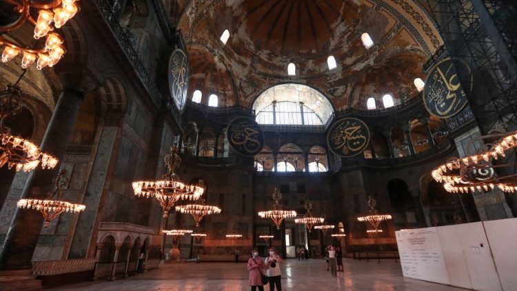 Туристи на посещение в "Света София" в Истанбул (2.7.2020).
