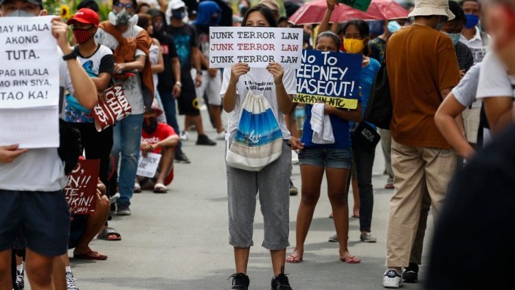 Protesto contra a nova lei na Universidade das Philipinas, em Quezon City
