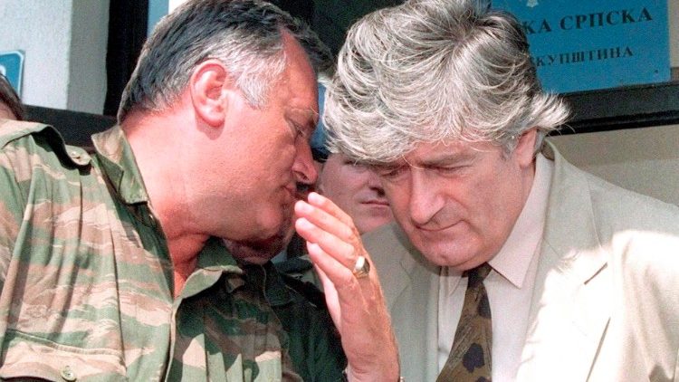 l generale serbo bosniaco Ratko Mladic (a sinistra) e Radovan Karadzic, presidente della repubblica serbo bosniaca durante la guerra 1992-1995. Entrambi condannati all'ergastolo per genocidio e crimini di guerra dal Tribunale internazionale dell'Aja