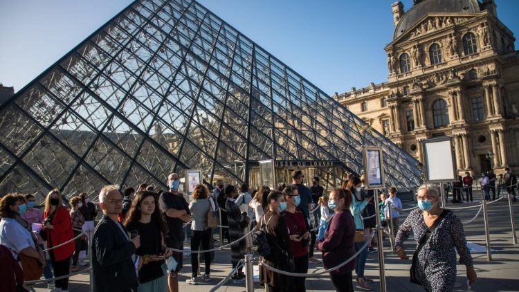 In fila (breve) per entrare al Museo del Louvre