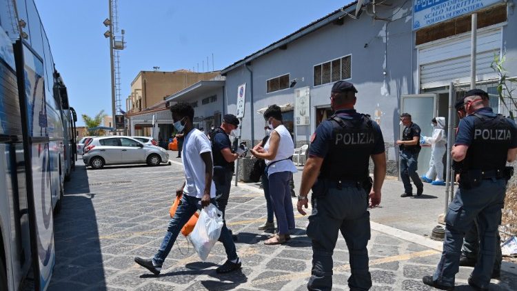  Il trasferimento dei migranti a Crotone dopo il periodo di quarantena sulla Moby Zazà