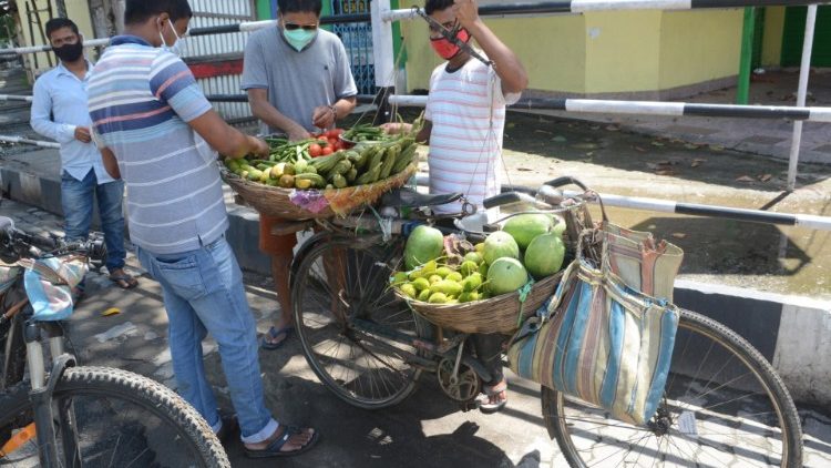 Straßenverkäufer im indischen Assam