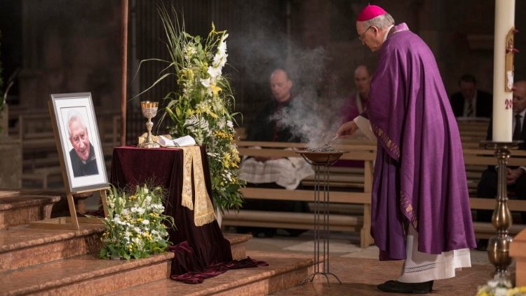 Pohřeb mons. Geroga Ratzingera v řezenském dómu