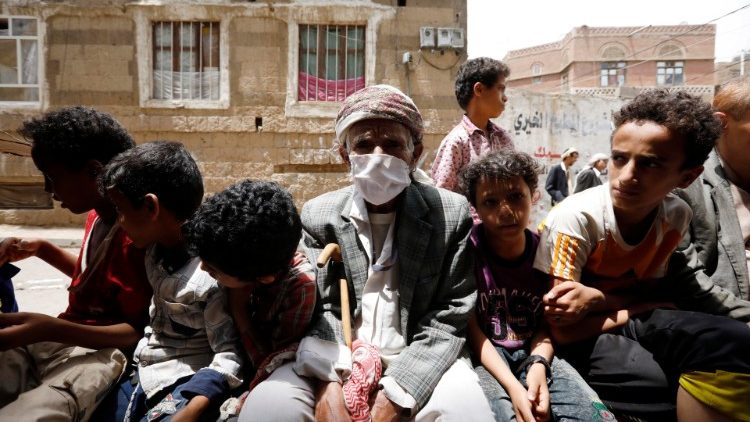 A Sana'a, capitale dello Yemen colpito dalla guerra e dal coronavirus, riceve razioni di cibo da un gruppo di volontari