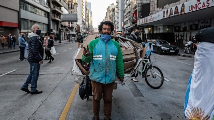 一位靠捡拾废纸为生的阿根廷穷人