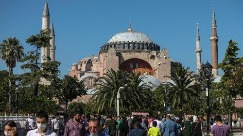 A pápa üdvözlete a tengeren dolgozóknak és fájdalma a Hagia Sophia mecsetté alakítása miatt