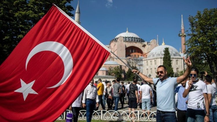 Мюсюлмани пред музея "Света София" в Истанбул след решението на Върховния турски съд. 10 юли. 2020 