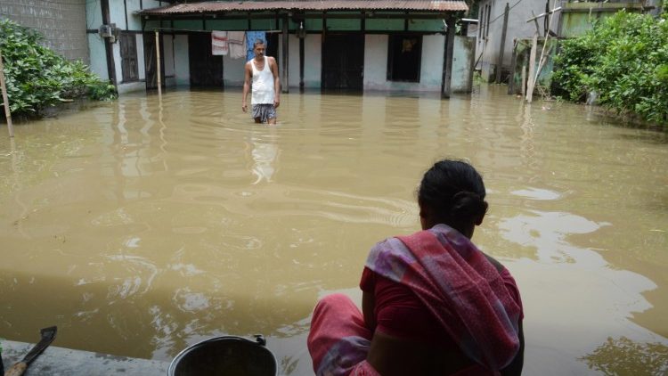印度东北部遭受洪水灾害
