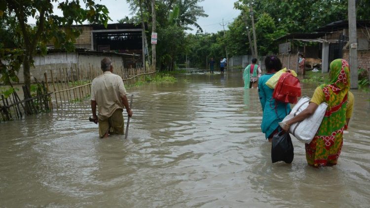 V Indiji se morajo nekatere zvezne države včasu pandemije soočati še s hudimi poplavami