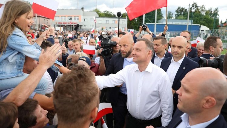 Il presidente della Polonia, Andrzej Duda, confermato per un secondo mandato quinquennale, festeggiato dai sostenitori