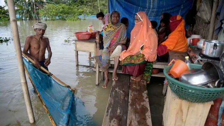 Habitations de fortune où se réfugient des villageois frappés par les inondations, dans l'État d'Assam, le 14 juillet 2020