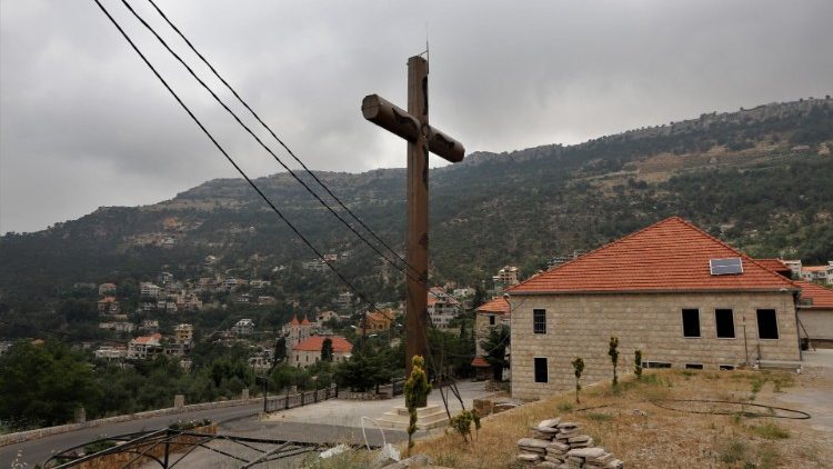   монастир у гірському містечку в Лівані