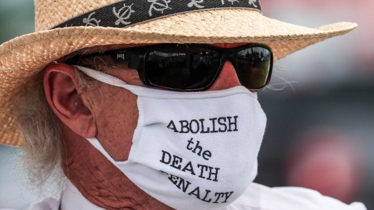 Opposant à la peine de mort lors d'une manifestation le 15 juillet 2020 à Terre Haute, Indiana