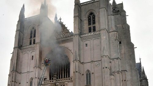 Domato il violento incendio nella cattedrale di Nantes. Indagini in corso