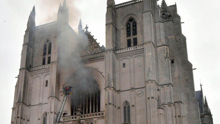 Firefighters fight the blaze at the Saint-Pierre-et-Saint-Paul Cathedral in Nantes